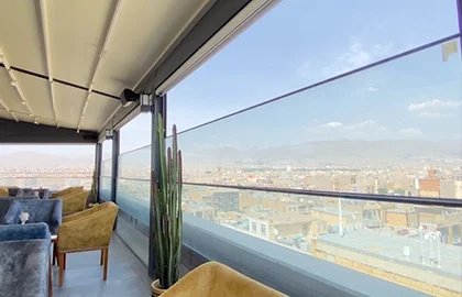 پنجره گیوتینی رستوران